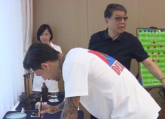 主教練|記者推薦77歲徐根寶執(zhí)教國(guó)足：他與來(lái)自上海的足協(xié)領(lǐng)導(dǎo)好溝通！