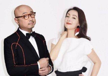 陶虹 小陶虹太会炫富了，呢大衣配皮草围巾贵妇范儿，黑色平底鞋反差萌