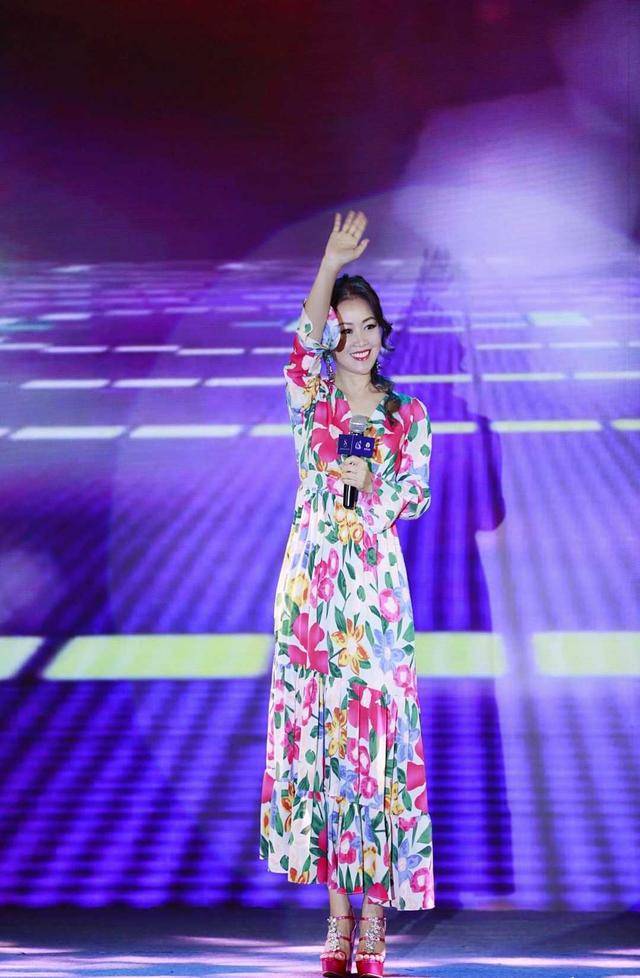 女神 梁小冰不老女神，身穿连衣裙依然年轻貌美，学她穿衣技巧准没错