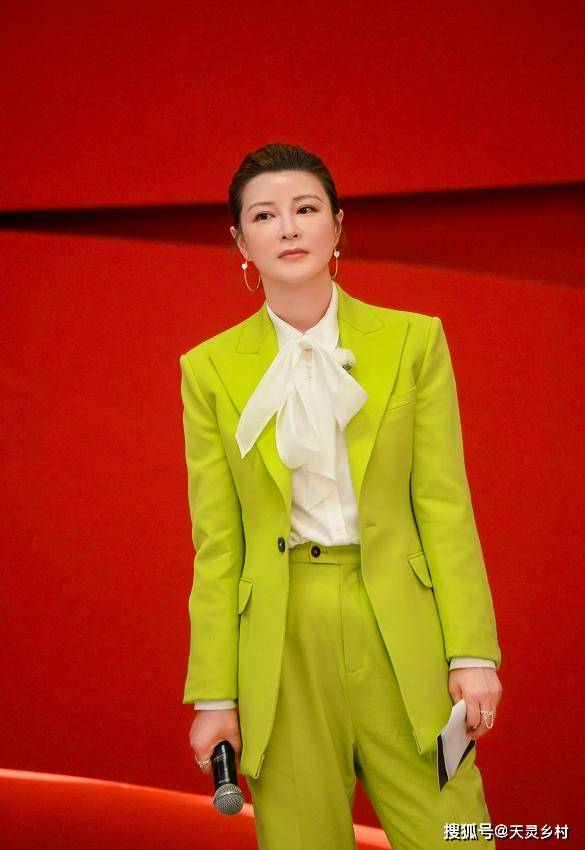 叛逆 杜华不入时尚圈可惜了，漂染发型比艺人还潮，快40岁还保持童心