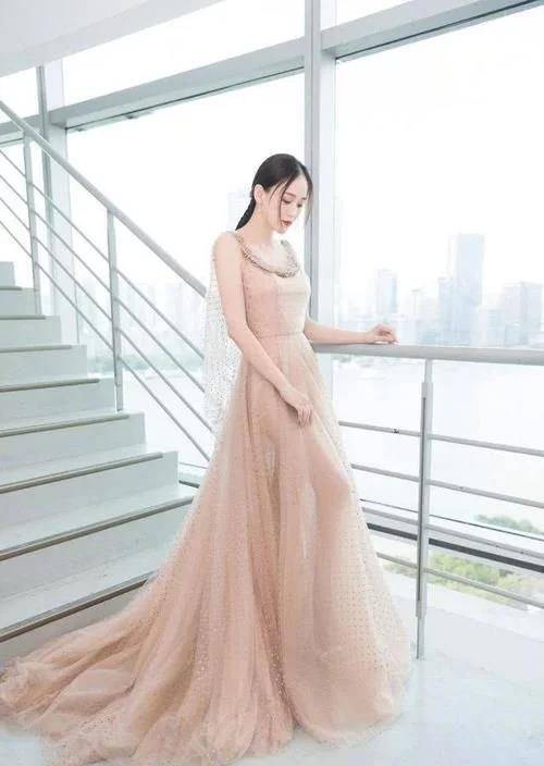 陈乔恩 41岁陈乔恩中年发福！宫廷泡泡袖很壮实，近照胖到不敢认