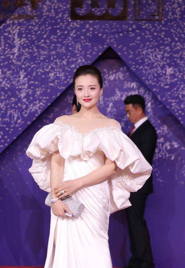 真有 孙茜身材真有“料”，大背头发型搭配蓝色抹胸裙，身材凹凸感十足