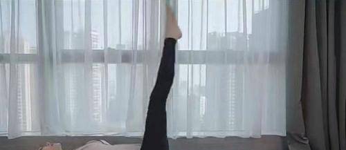 身材 40岁熊黛林真放得开，晒居家健身美照秀身材，马蜂腰阔太太里少见