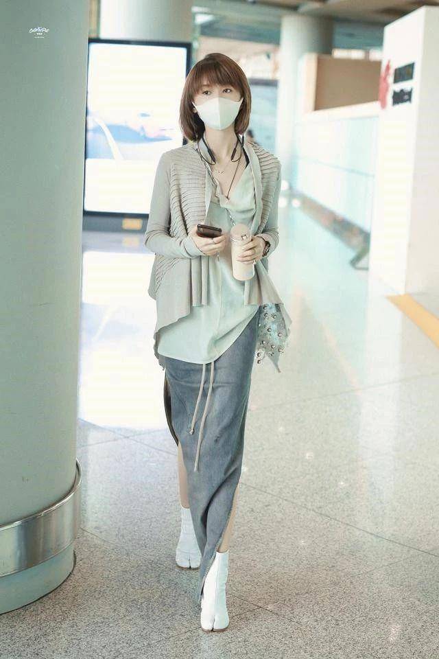 血色 王子文私服穿高开叉牛仔裙，明明是五五分的即视感却很时尚！