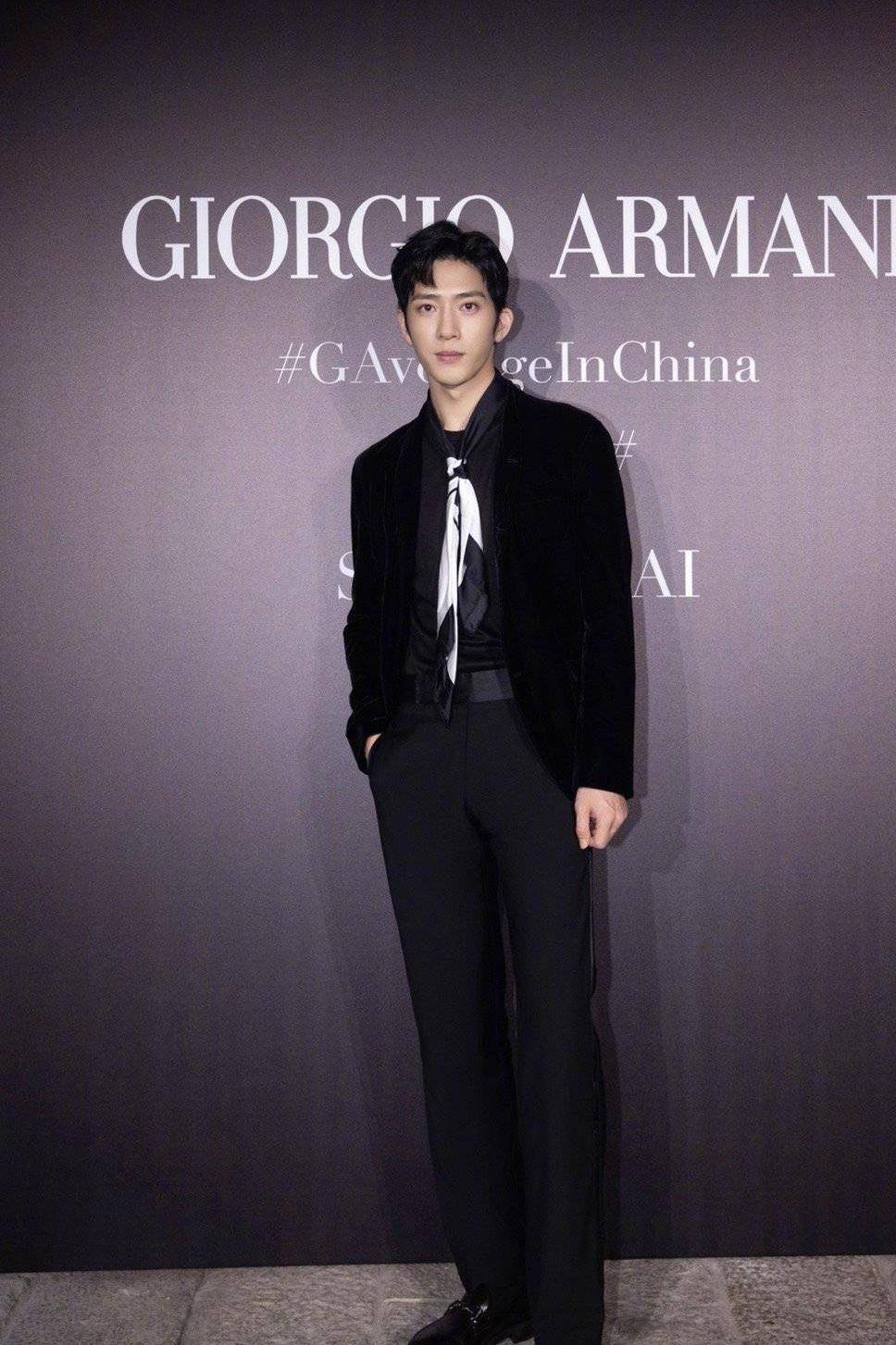 井柏然出席某品牌活动造型,黑色高领打底配黑色西装,暖男标配_气质