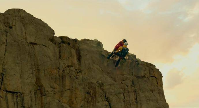 原创罗云熙新剧离谱吊悬崖上搂抱穿高跟鞋开车剧情侮辱观众智商