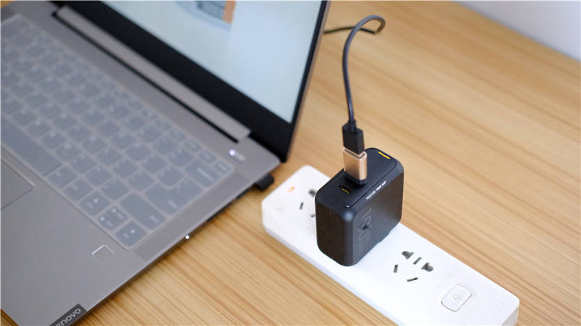 设计|给背包“减负”：Aohi Magcube 100W氮化镓充电器一个顶俩！
