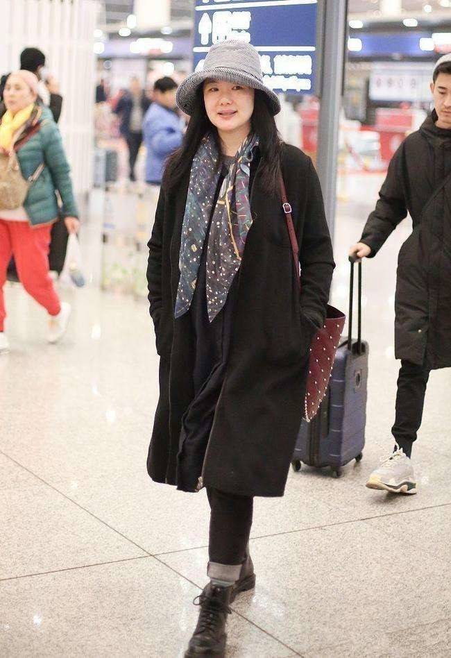 黑色 咏梅成中年女性穿搭教科书，黑大衣配牛仔裤，看似日常却挺显气质