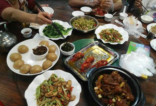 肝脏|40岁男子，喝酒回家呕吐便血，医生：肝硬化了，早在之前就有症状