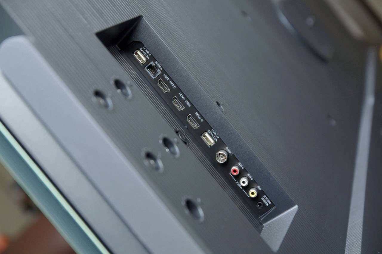 在接口方面tcl 98x9c也带来了不错的拓展性,其分别配备了3个hdmi接口