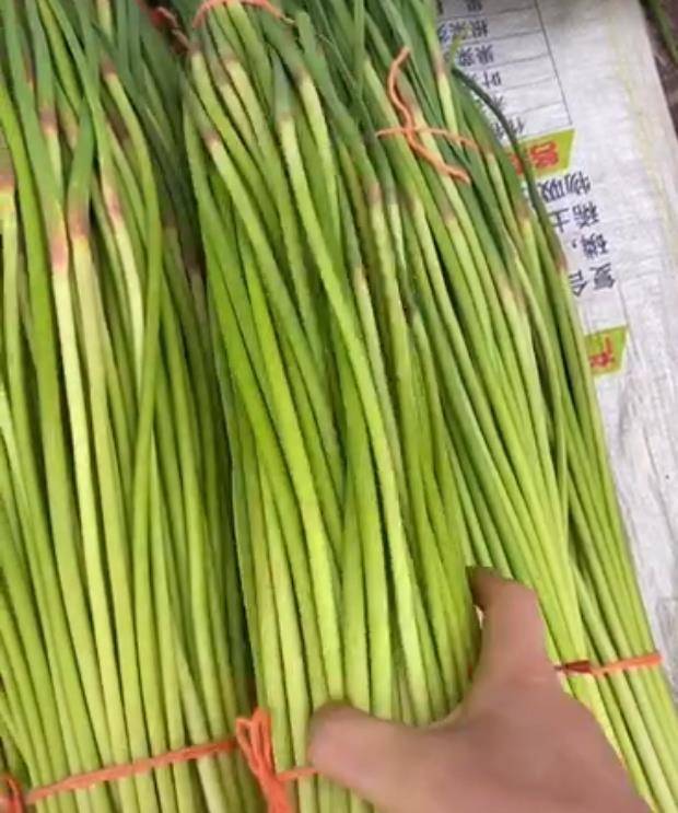 大集上80岁老太太卖蒜苔,因为小姑娘的到来,让老人泪流满面