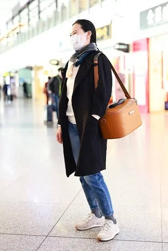 黑色 咏梅成中年女性穿搭教科书，黑大衣配牛仔裤，看似日常却挺显气质