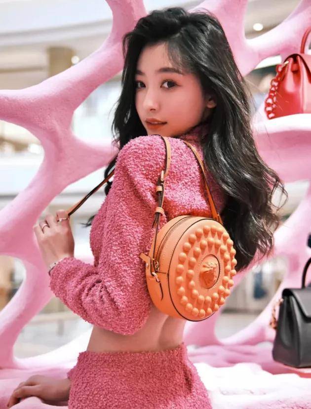 黑色 Jennie“斩男吊带”撞衫易梦玲？黑丝配球鞋yyds！