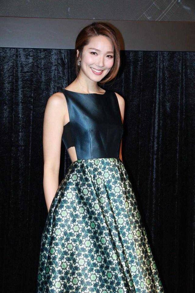 身材 李亚男到底多美?无袖连衣裙高级大气,腰部镂空展现“水蛇腰”