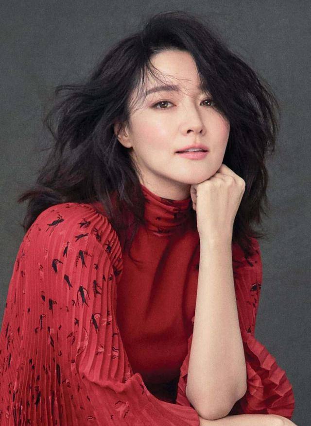 颜色 李英爱气质如兰!身穿藕粉色连衣裙端庄稳重,温柔优雅不失干练