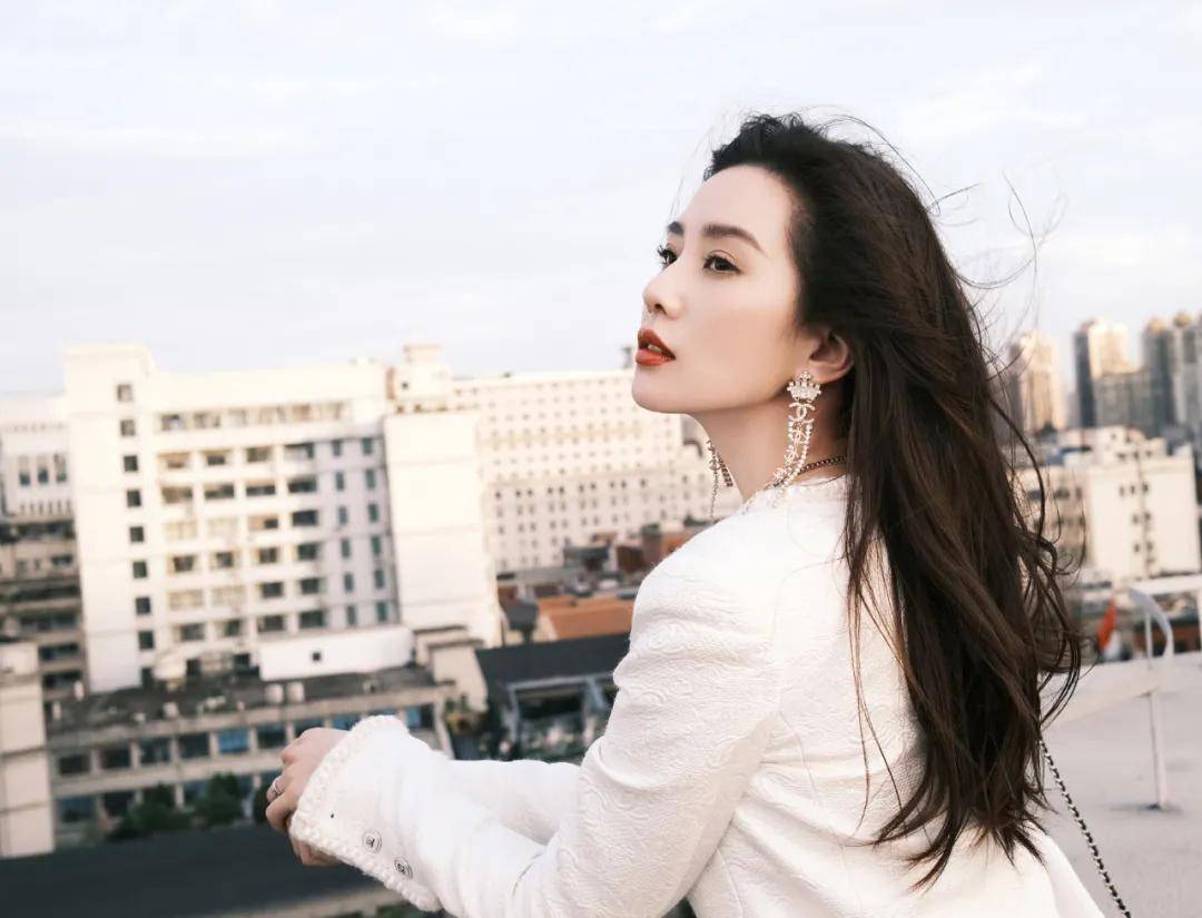 氛围营业照美到离谱，杨超越就是下一个氛围感大师啊！
