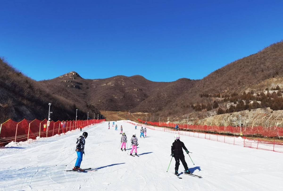 滑雪季到来 静之湖滑雪场率先开门迎客