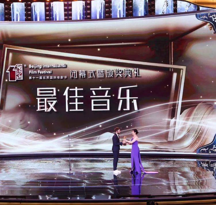 阿云嘎 北影节红毯:巩俐长裙高开叉,关晓彤秀长腿,马伊琍短发温柔