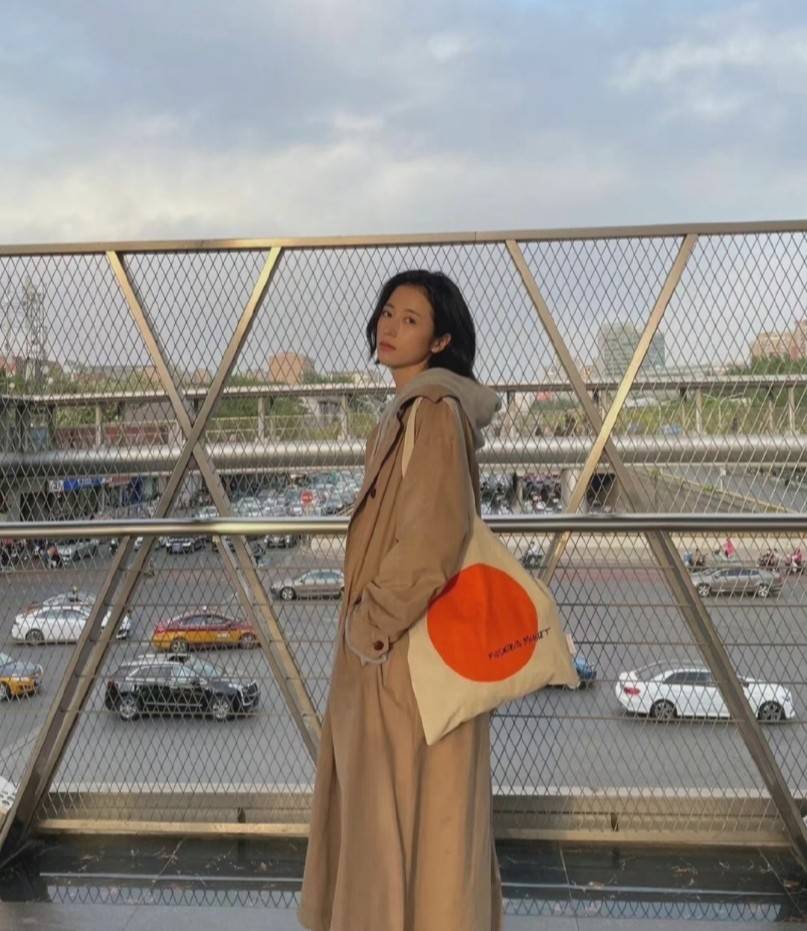 黑色 气质“风衣”很高级，可驾驭的单品也多，小众还显高挑气息