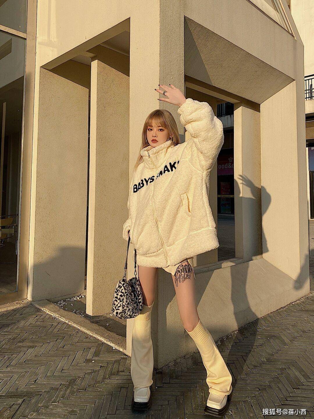 get 今冬get一件“白色羊羔绒外套”,软软糯糯拿捏温柔感,让人心动