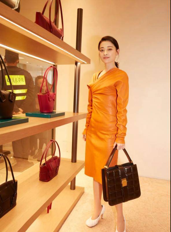 身材 梅婷真放得开！一袭V领吊带秀出傲人身材，风情万种惹人羡