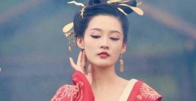 杜冰雁 谁说大红太俗气，这6位红嫁衣太美，有人妩媚娇柔，有人霸气侧漏