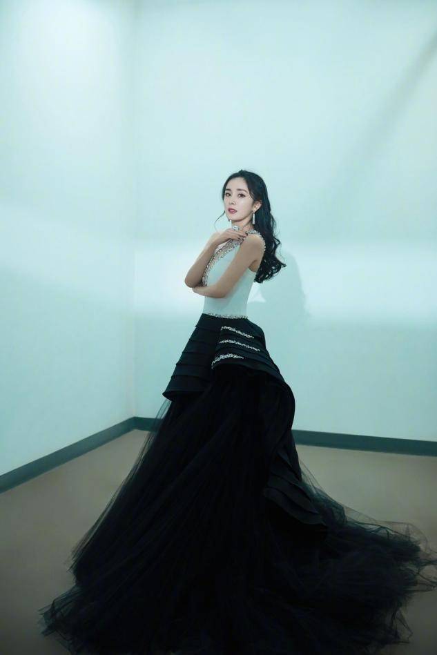 设计 杨幂最新广告造型曝光,穿黑色深V礼服配盘发,展现成熟女人魅力