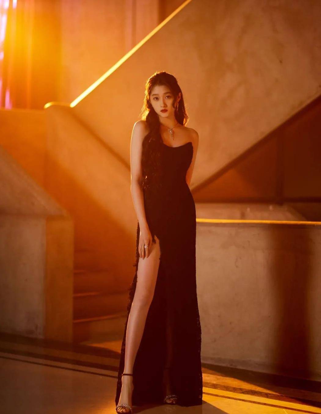 情侣 关晓彤“穷叉叉”火了，但她的影楼裙却美出新高度