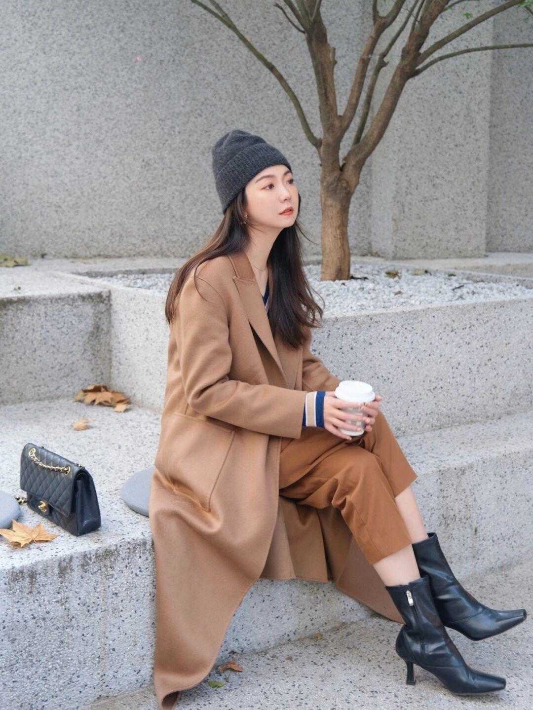 显得 冬季的轻熟风大衣穿搭示范，适合日常和通勤，保暖优雅又耐看