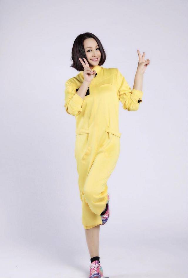 进行 曹颖身材真丰满!身穿粉色西装裙端庄稳重,藏不住的凹凸感