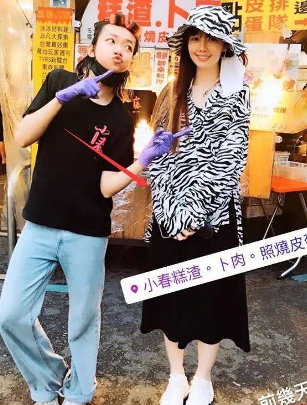 一身 郭碧婷久违晒近照！宽松斑马纹上衣故意遮肚子，拍全身照离好远