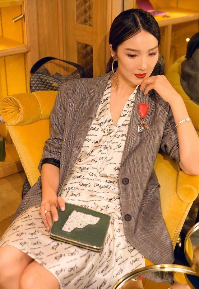 身材 李亚男到底多美？无袖连衣裙高级大气，腰部镂空展现“水蛇腰”