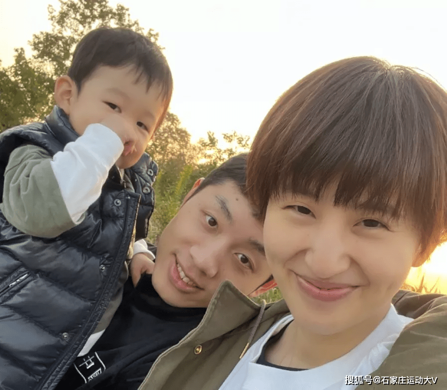 许昕晒全家福庆祝结婚五周年 甜蜜表白妻子“美好如初”_姚彦相_儿子_照片