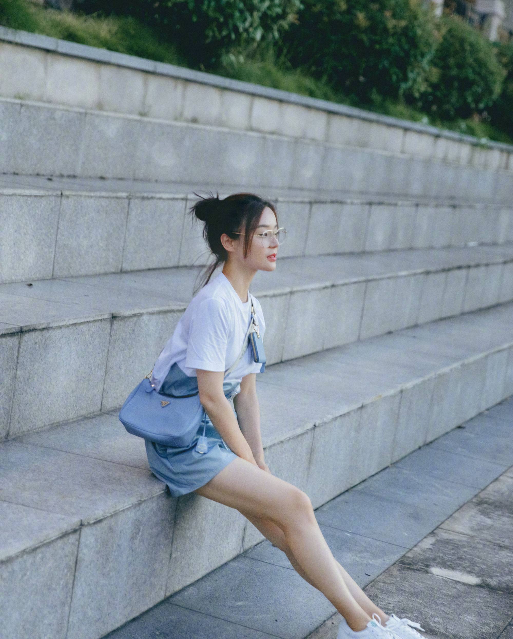 袁姗姗小清新打扮出镜,蓝白系穿搭像个大学生_造型_冰丝_元素