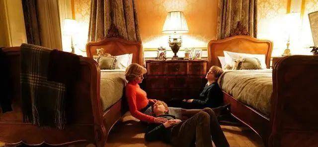 漂亮|《斯宾塞》上映,人间扳手克里斯汀身材诱惑,“维纳斯的酒窝”也太醉人了