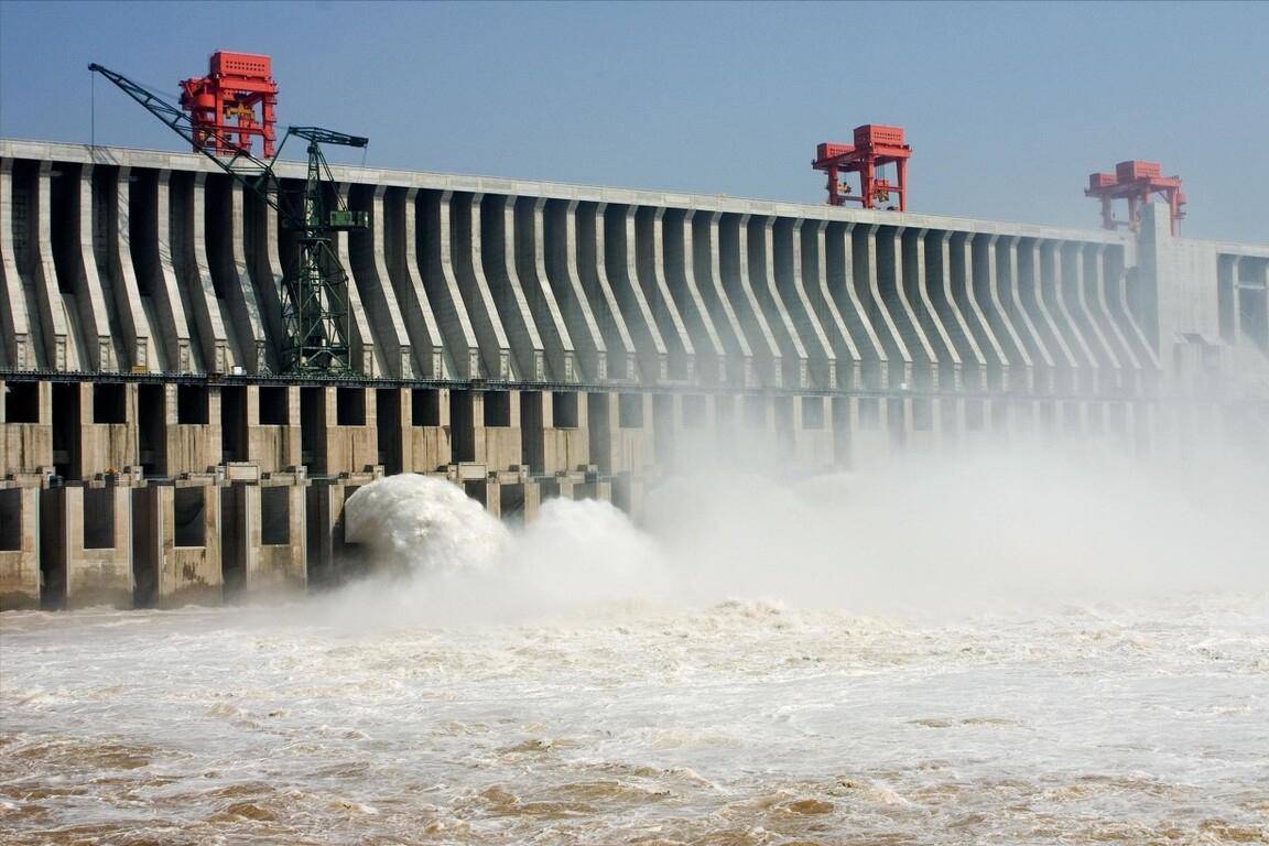 整个拦河大坝为混凝土材质的重力坝,泄洪段在河床的中部,长483米的