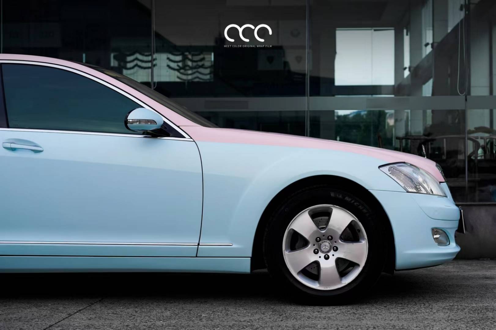 奔驰s350漫彩改色膜pet超亚樱粉 pet超亚婴蓝双拼_搜狐汽车_搜狐网