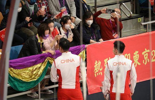 四大|张怡宁带女儿观看马龙许昕表演，郭晶晶捂嘴笑，四大奥运冠军合照