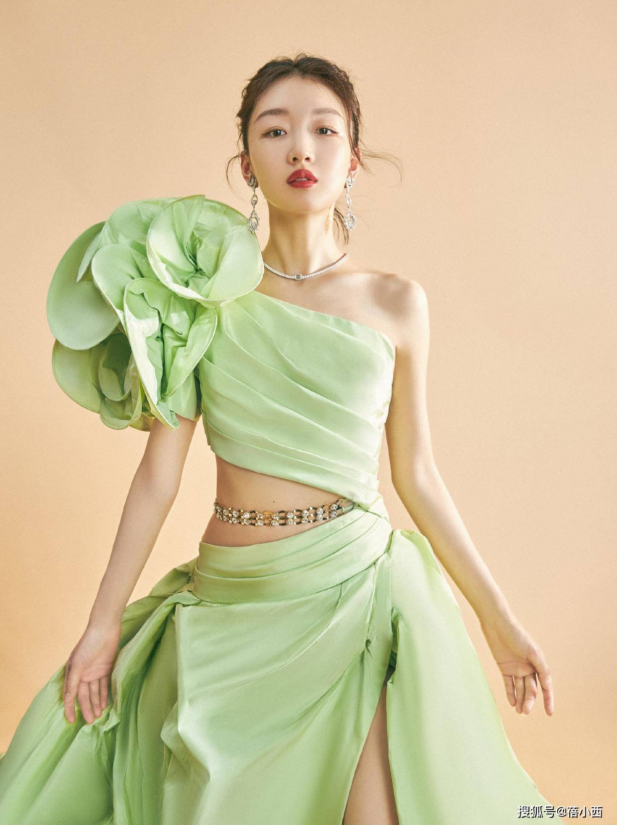 注入 周冬雨的气质藏在骨子里,穿黑色挂脖亮片裙亮相,一般人驾驭不了