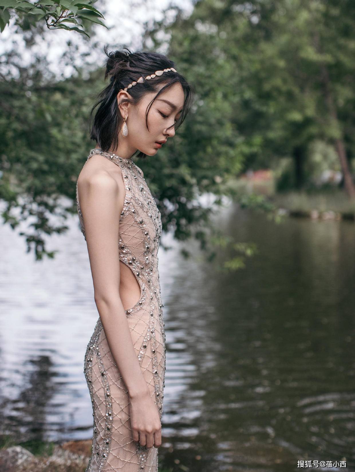 注入 周冬雨的气质藏在骨子里,穿黑色挂脖亮片裙亮相,一般人驾驭不了