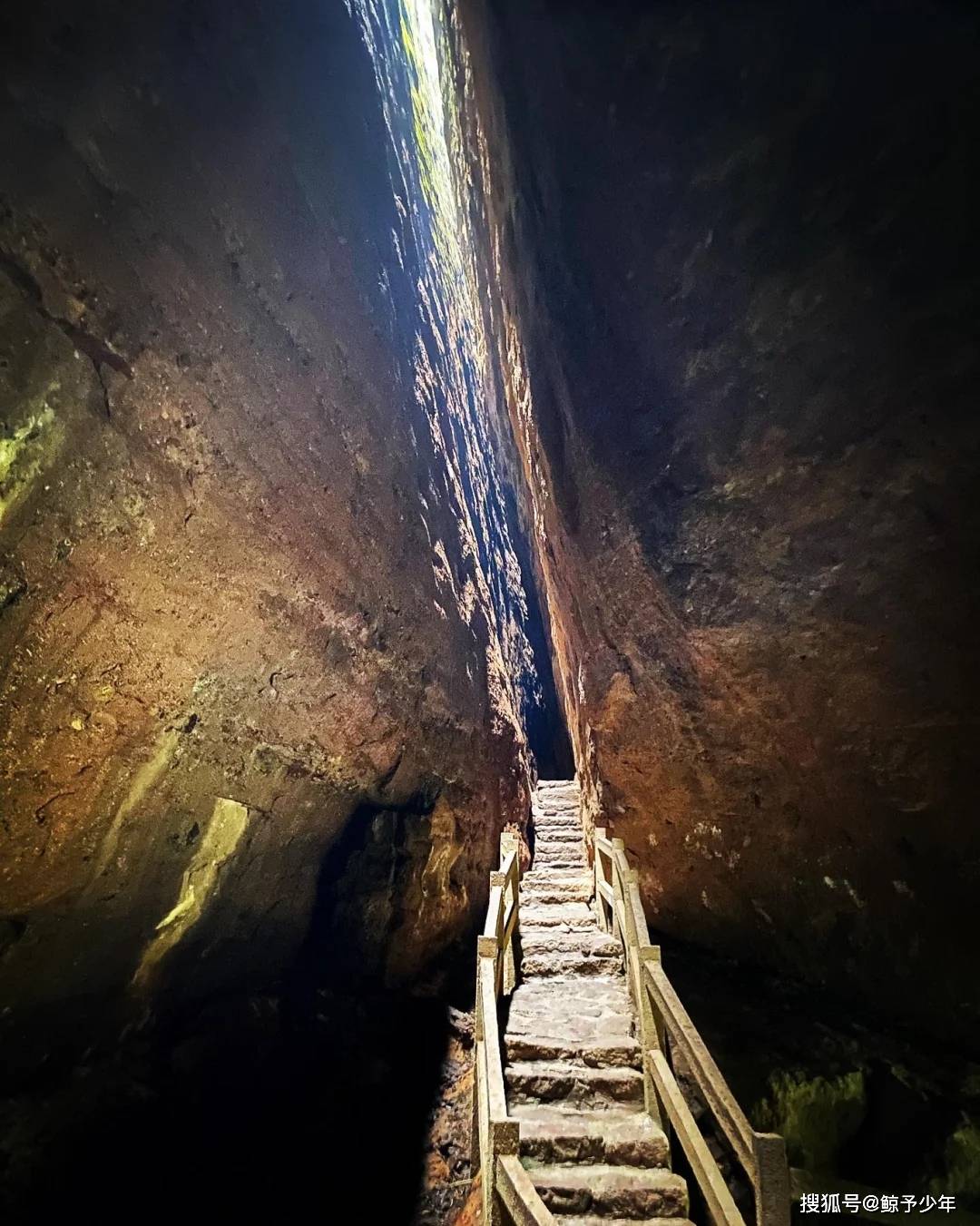 因其獨特的丹霞地貌,吸引著大批遊客前往_溪流_一線天_風景