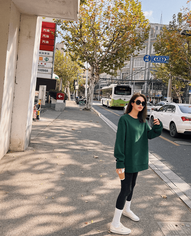 颜色 杨采钰自带贵气，穿卫衣也能拥有法式风的优雅，配鲨鱼裤挺个性的