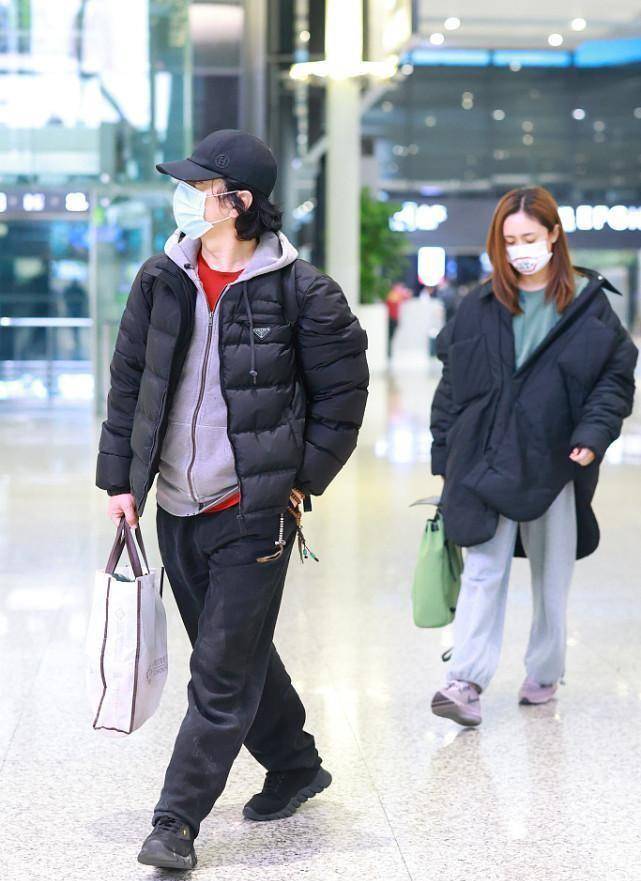 老公 刘芸在老公身边像个孩子，穿宽大棉服系错扣，意外显得挺有个性