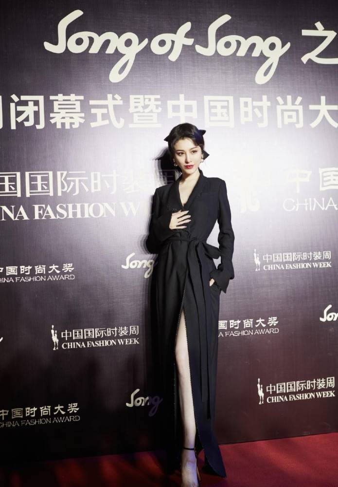 前妻 刘翔前妻变化挺大，穿傣族裙看得出腰肢多纤细，有模特的风范