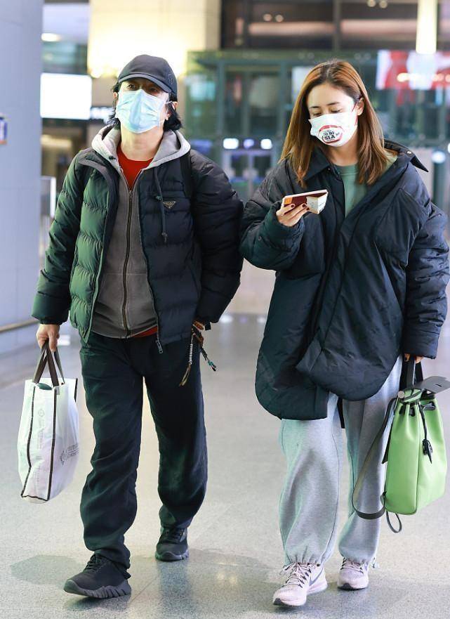 老公 刘芸在老公身边像个孩子，穿宽大棉服系错扣，意外显得挺有个性