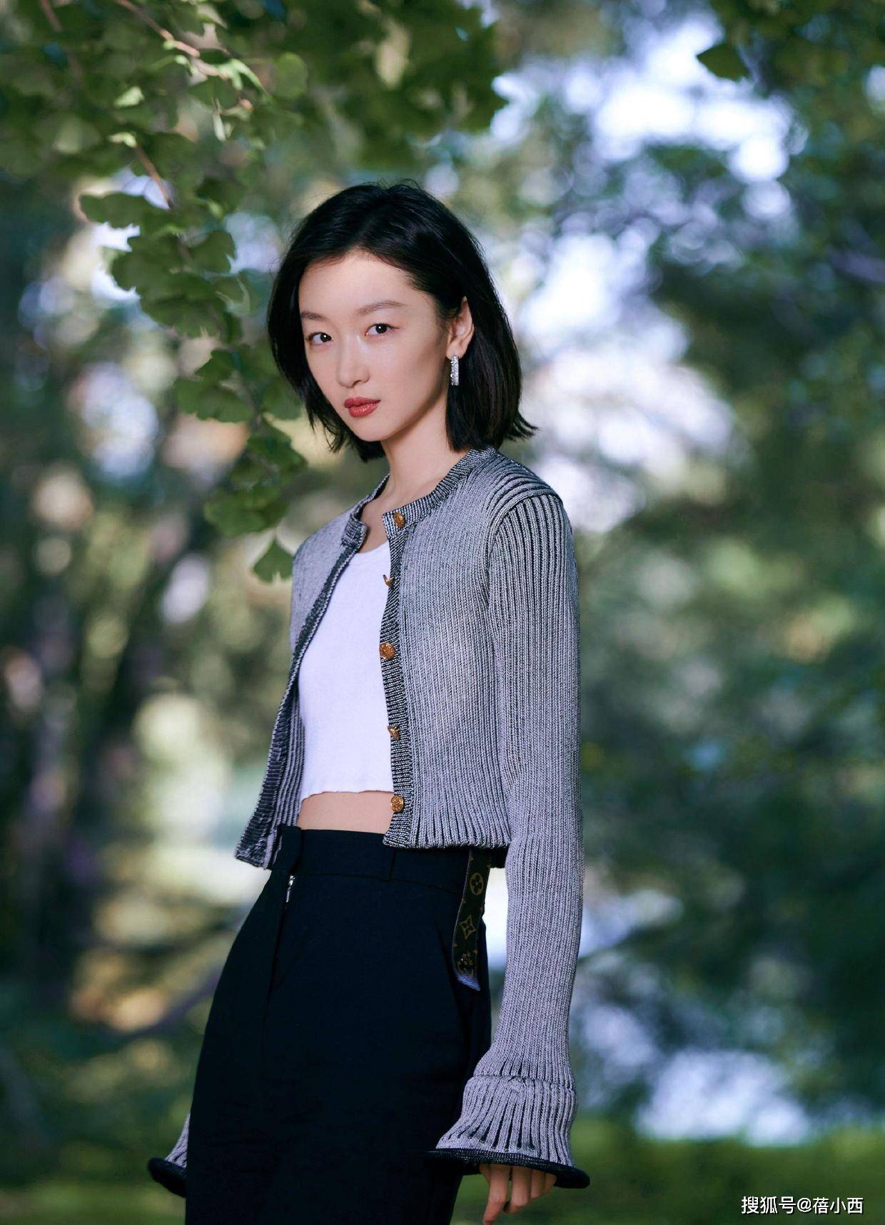 注入 周冬雨的气质藏在骨子里,穿黑色挂脖亮片裙亮相,一般人驾驭不了