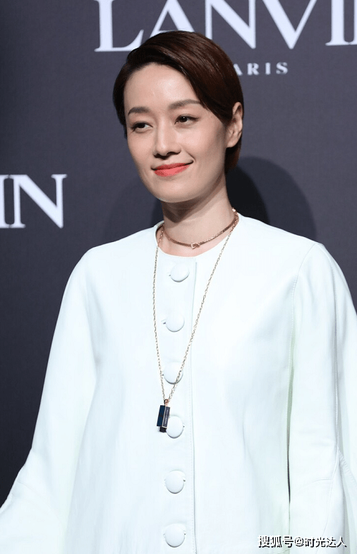 身材 马伊琍认真穿搭起来真高级,斗篷式连衣裙配中筒靴,气场开挂好美