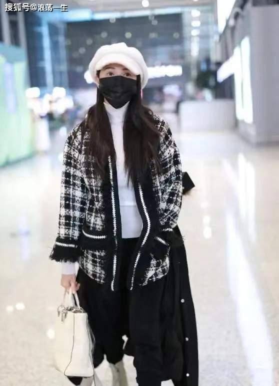 黑色 52岁伊能静真洋气，穿格纹外套还背羽绒服，像是披了条“毯子”