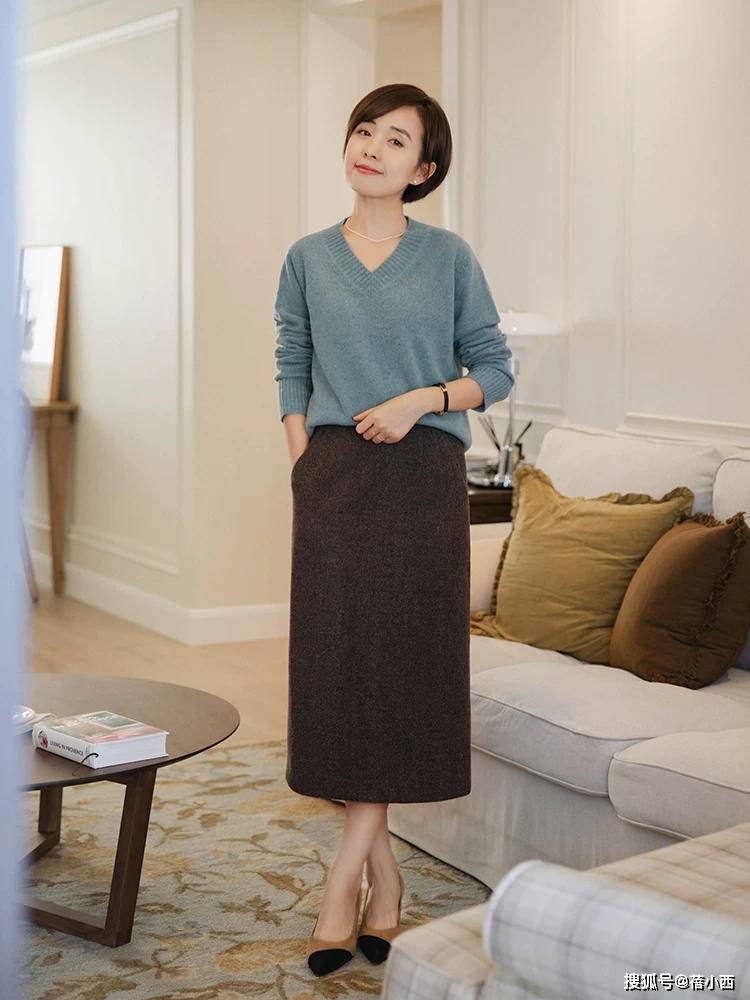 毛衣 中年女性想穿得有品味，试试“毛衣+半裙”，搭配技巧看这篇就够