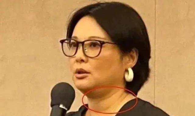 身材 47岁袁立彻底放飞自己穿小黑裙胖到不敢认,脖子赘肉就有好几层